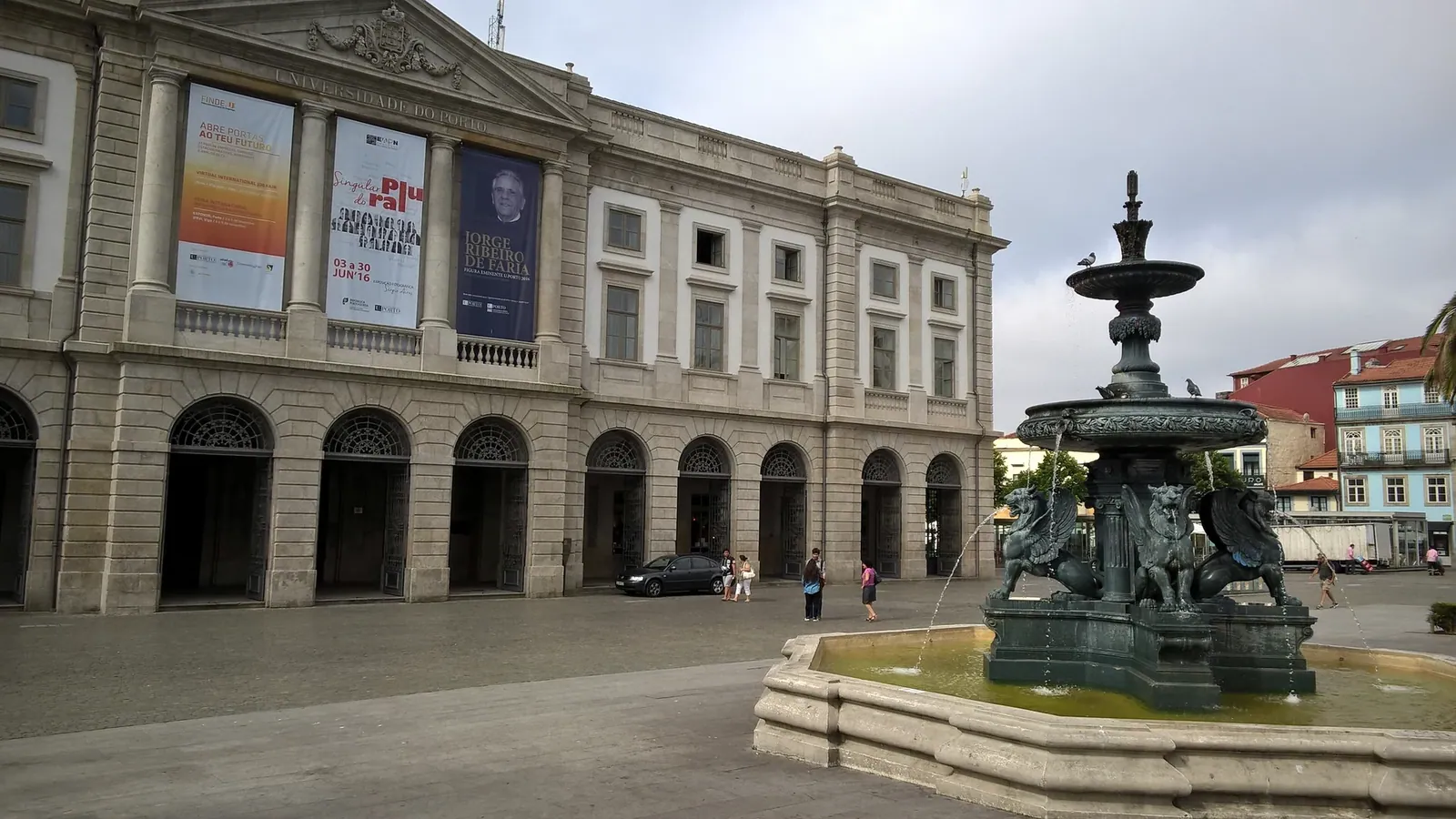 The historic rectorate building of the University of Porto beside an ornate fountain
